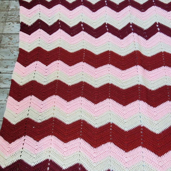 Chevron Zig Zag Crochet Afghan Blanket Throw Pink Red 65"x56" Handmade Vintage - Picture 4 of 12